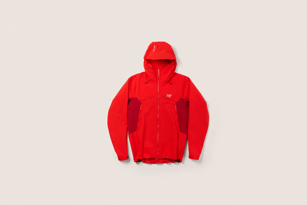 https://blog.arcteryx.com/wp-content/uploads/2025/01/241711_S25_WHICHTOPICK_SERRATUS-HOODY_DYNASTY_VANCOUVER_PEDRERO_0629shrp.jpeg